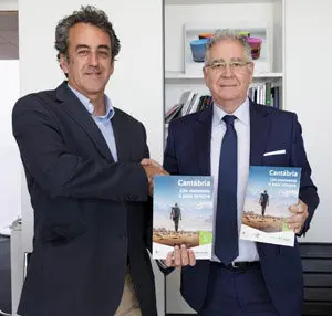 11:30 Despacho del consejero. El consejero de Innovación, Industria, Turismo y Comercio, Francisco Martín, firma un convenio de colaboración sobre promoción turística con el representante de El Corte Inglés en Portugal. 19 de mayo de 2017 © Raúl Lucio