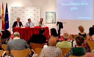 3. La mesa con los intevinientes y parte del público que asistió a la ponencia