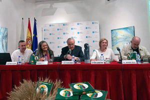 2. En la mesa de Izquierda a derecha, Antonio Celeiro, María Carretero, el delegado de la Xunta José Ramón Ónega, Pepa Carretero y Javier Gila