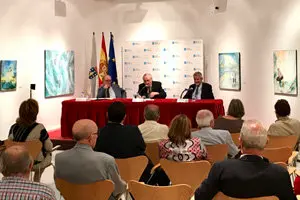 3. La mesa con Carlos Mella, José Ramón Ónega y Xesús Palmou con parte del público que asistió a la conferencia sobre Castelao