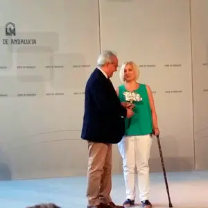 momento de la entrega de premio a la presidenta de ager