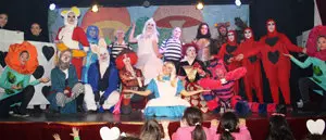 Grupo de teatro infantil en Alicia en el País de las maravillas 2