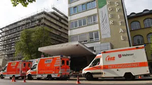 Frankfurt. 02.09.2017. Evakuierung des Buergerhospitals im Nordend. Wegen der Entschaerfung einer Bombe mit 1,4 Tonnen Sprengstoff aus dem 2. Weltkrieg  muessen in einem Radius von 1,5 km um den Fundort am Campus Westend alle Personen die Zone verlassen. Am Tag zuvor werden Patienten in andere Krankenhaeuser verbracht.
Vereinbarung ueber Abtretung von Persoenlichkeitsrechten der abgebildeten Person(en), Model / Product Release liegt nicht vor.
Foto: Renate Hoyer,Waldschmidtstr. 17,60316 Frankfurt. Tel. Mobil:0171-7992955. Frankfurter Volksbank IBAN: DE65 5019 0000 6500 9832 89.
BIC:FFVBDEFF,  Steuernr.:014 829 04467