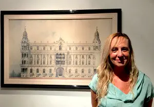 5. Lucila Vázquez Gulías con el proyecto del Gran Hotel de A Toxa de su abuelo Daniel Vázquez Gulías