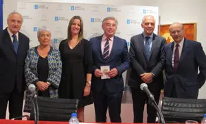 El delegado de la Xunta, José Ramón Ónega, la concejala Carmen Basadre, la alcaldesa Lara Méndez, el senador J. M.  Barreiro, el diputado Joaquín García y el escritor C. G. Reigosa