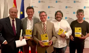 1. Presentación del libro Epigramas 2016 de Ramiro Facal. De izquierda a derecha Carlos Reigosa, Ramiro Facal, Ramón Jiménes, Manuel Molares y Antonio Huerga