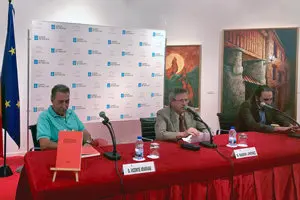 2. El libro que se presentó, en la mesa en primer plano con Vicente Araguas, Ramón Jiménez y Luis Luna
