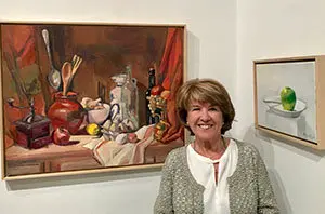 1. La pintora Carmen Iglesias ante dos de sus bodegones