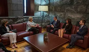 El Presidente D. Fernando Clavijo Batlle recibe en Presidencia de Tenerife a la Ministra de  educaciÛn y cultura de Uruguay acompaÒado de la Consejera de EducaciÛn Soledad Monzon y el Consejero de Turismo Isaac Castellano a 10 de Octubre 2017. (Foto: Manuel LÈrida/Presidencia GobCan)


Esta fotografÌa oficial del Gobierno de Canarias es solamente para uso editorial por medios de comunicaciÛn. La fotografÌa no puede ser manipulada de ninguna manera y no se puede utilizar en materiales comerciales y/o polÌticos, publicidad, correos electrÛnicos, productos, promociones que de alguna manera pueda sugerir la aprobaciÛn o respaldo del Presidente, o el Gobierno de Canarias.