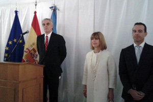 Arg.Discurso Embajador junto a su esposa Megan Adams y el Consejero David Carriedo