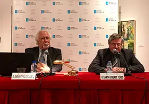 2. En la mesa, el conferenciante y tenor Enrique Paz y el coordinador de Actividades Culturales Ramón Jiménez, realizando la presentación