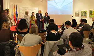 El delegado de la Xunta, José Ramón Ónega, con las directivas de la Fundación Barrié Isabel Pérez (D) y de SocialCo, Virginia Moraleda, (2ª I) y Ana Rodríguez, coordinadora de la Casa-