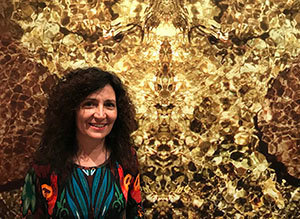 1. La artista pontevedresa Loreto Blanco ante una de las obras de la muestra LOS HABITANTES DE GAIA que ofrece en la Casa de Galicia en Madrid