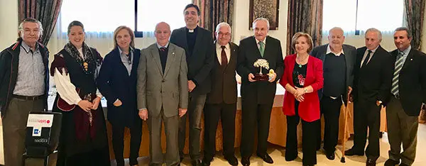 2. El delegado de la Xunta en Madrid José Ramón Ónega en la tradicional foto de familia tras recibir el galardón