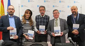 Los autores Cespón, Vilela y Araguas, el coordinador de Actividades Culturales de la Casa, Ramón Jiménez, y el editor Basilio Rodríguez Cañada 