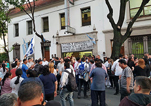 Trabajadores del Centro se manifiestan afuera del teatro Castelao