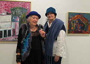 Las artistas plásticas Conchita (Concetta) Montenegro y Luisa Paz ante sendas obras suyas