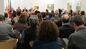 El tema y los poenentes atrajeron a numeroso público, que llenó la sala