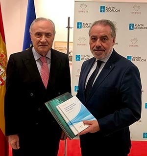 1. el delegado de la Xunta en Madrid José Ramón Ónega con el director de INADE Adolfo Campos quien le entregó las publicaciones de la fundación para el fondo 