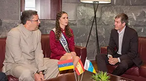 El Presidente D. Fernando Clavijo Batlle recibe a ìla Reina del Hogar Canario de Venezuelaî, acompaÒada del Vicepresidente de dicha Entidad, en Presidencia de Tenerife a 6 de Febrero 2018. (Foto: Manuel LÈrida/Presidencia GobCan)
Esta fotografÌa oficial del Gobierno de Canarias es solamente para uso editorial por medios de comunicaciÛn. La fotografÌa no puede ser manipulada de ninguna manera y no se puede utilizar en materiales comerciales y/o polÌticos, publicidad, correos electrÛnicos, productos, promociones que de alguna manera pueda sugerir la aprobaciÛn o respaldo del Presidente, o el Gobierno de Canarias.