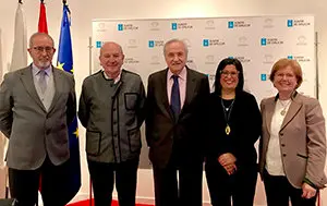 1. En la mesa, de izquierda a derecha Gabriel Tirapu, Javier Prado, el delegado de la Xunta José Ramón Ónega, Rosalía Serrano Velasco y Maria Teresa Salinero