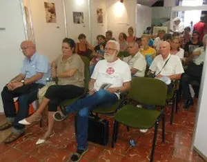 Cuba.Asistentes a la presentación de poemas