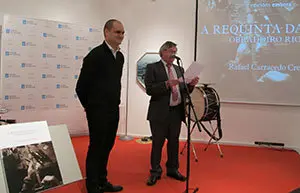 El músico Rafael Carracedo y el coordinador de Actividades Ramón Jiménez, en un momento de la presentación