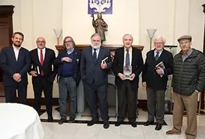 El diputado J. de Olano, el editor D. Fernández, los escritores R. Pernas y José de Cora, el delegado de la Xunta, J. Ramón Ónega, el conde de Fontao, J. M. Romero, y el escritor C. Reigosa