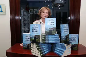 5. La autora de la novela Pilar Cernuda con ejemplares de su obra