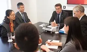 10,30 h.- O titular do Goberno galego, Alberto Núñez Feijóo, acompañado polo conselleiro de Economía, Emprego e Industria, Francisco Conde, reunirase co conselleiro Económico e Comercial da Embaixada de China en España, Wang Yingqi, e unha delegación formada por empresas do ámbito agroalimentario. No seu despacho.
foto xoán crespo
06/03/18