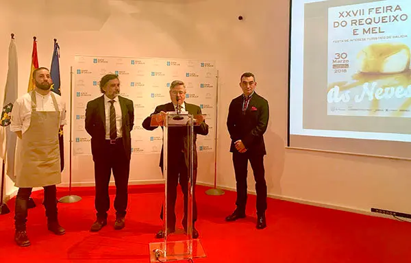 2. En la presentación, el chef Fran Sotelino,el alcalde de As Neves Xosé Manuel Rodríguez Méndez, el coordinador de Actividades Ramón Jiménez y Alejandro Martínez de la Cooperativa de Requeixo