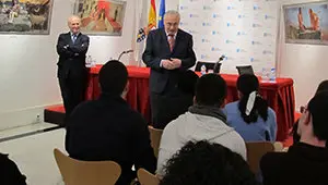 El delegado de la Xunta, José Ramón Ónega, se dirige a los estudiantes en presencia de José Cerdeira (Aegama)