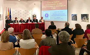 3. La mesa con los intervinientes, Antón M. Pazos, Milagrosa Romero, Romay Beccaría, José Ramón Ónega, José Andrés Gallego y Ramón B. Rodríguez con parte del público que acudió a la Casa a la presentación