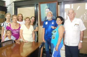 Cuba.Alumnos de gallego posan junto a Fontenla Leal