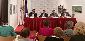 3. Los intervinientes Paco Buyo, Ramón Jiménez, el autor del libro Francisco Rodríguez Pastoriza y el también profesor Ramón Cobo con parte del público que acudió a la Casa de Galicia a la presentación del libro