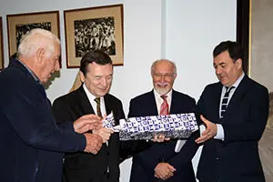 Conselleiro entrega presente al presidente del Centro Galicia de Bs As