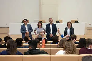 Os secretarios xerais de Política Lingüística e da Emigración, Valentín García Gómez e Antonio Rodríguez Miranda, respectivamente, reciben o alumnado de galego do IE Cañada Blanch de Londres, de visita de estudos en Galicia. No auditorio Xosé Neira Vilas da Cidade da Cultura 