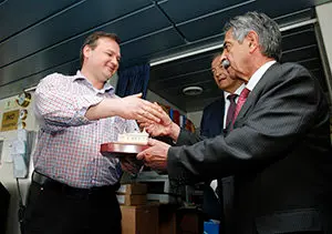 Estación Marítima de Santander 	El presidente de Cantabria, Miguel Ángel Revilla, recibe a los primeros pasajeros de la línea marítima con Cork. 

10 MAY 18