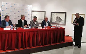 El delegado de la Xunta, ante los directivos de FREMSS, dando la bienvenida a la presentación