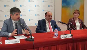 Víctor Cortizo, Julio Lage e Isabel Noriega, en la mesa presidencial