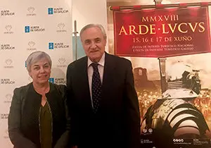 1. Carmen Basadre y José Ramón Ónega ante el cartel anunciador del Arde Lucus de este año
