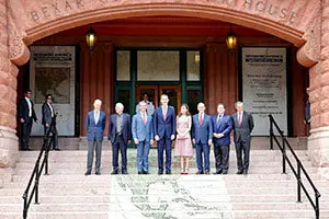 Sus Majestades los Reyes acompañados por las autoridades asistentes a la exposición %22Designing America- Spain's imprint in the U.S.%22