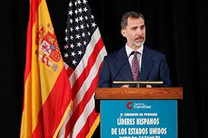 Don Felipe dirige unas palabras durante la Cumbre de Jóvenes Líderes Hispanos en EE.UU. organizada por la Fundación Carolina  