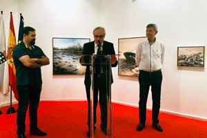 3. De izquierda a derecha, en el acto de inauguración, el autor Manuel Carballeira, el delegado de la Xunta en Madrid José Ramón Ónega y Pedro Taboada, encargado de presentar al pintor