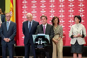 García Montero lee su discurso acompañado (detrás, desde la izquierda) por los ministros de Cultura (Guirao), de Asuntos Exteriores (Borrell), la vicepresidenta (Calvo) y la ministra de Educación (Celaá).