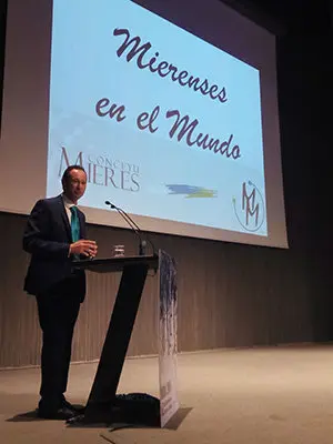 2018_08_08 Entrega distincion mierenses del mundo al consejero de Presidencia 4