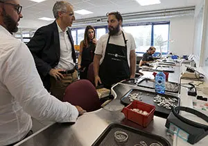 francisco conde visita as instalacions do obradoiro artesán fink Orfebres