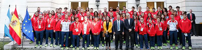 21.Foto de Grupo Atletas en la Embajada española