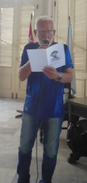 Cuba-Centro Orensano-El bardo con el poema a Camilo