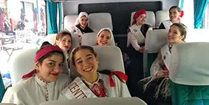 Romeria Hispanidad-Representantes de centros españoles camino al monumento de San Martín